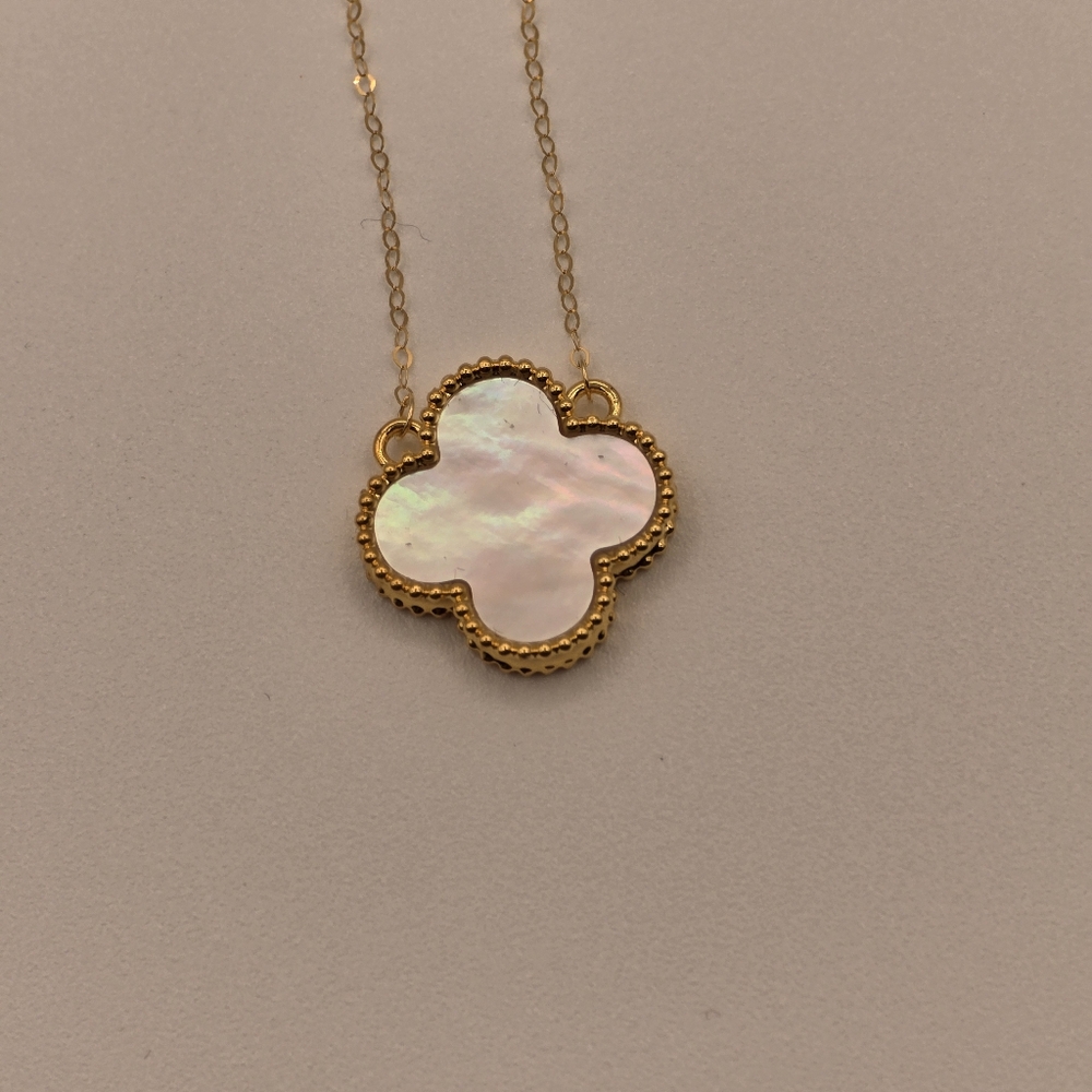 18k Gold with Au 750 stamp and Cream Clover Pendant Necklace